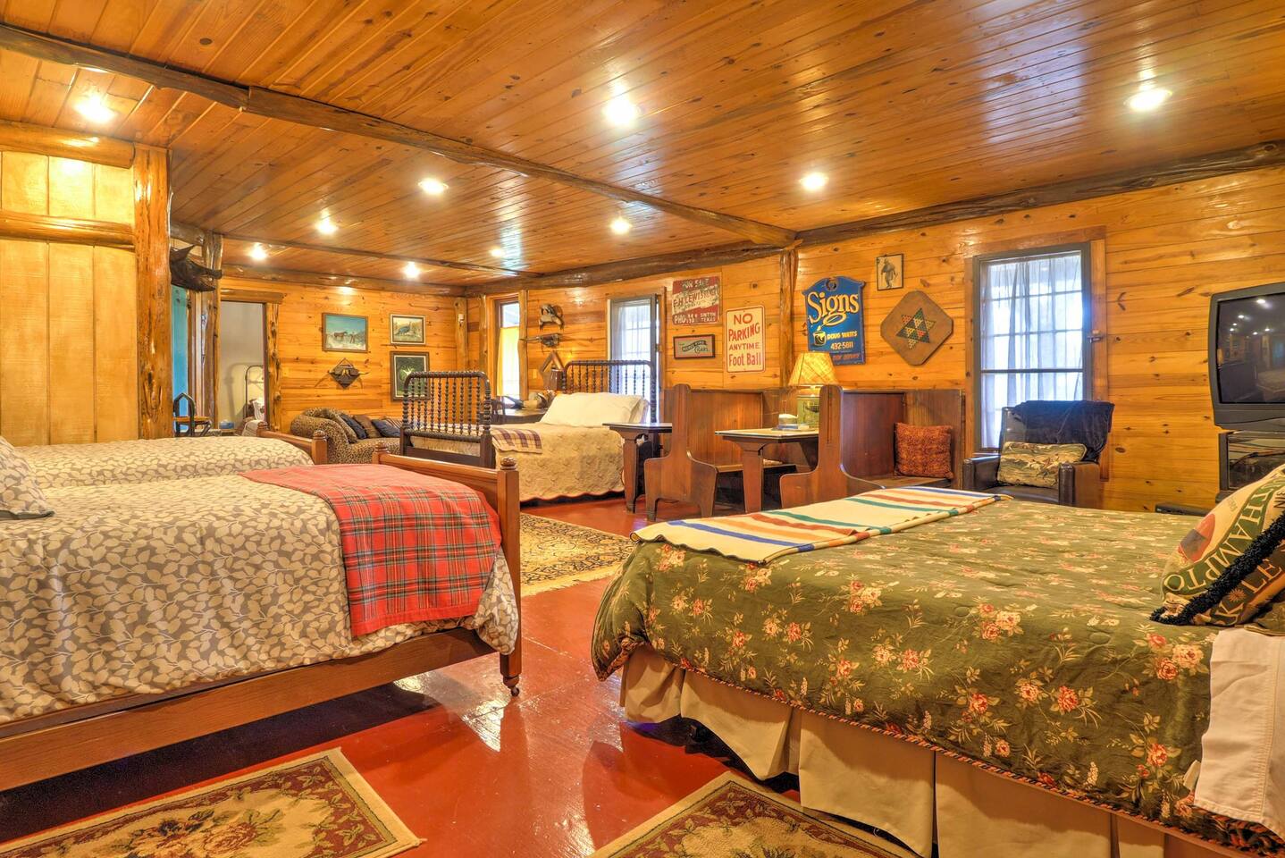 4 bedroom vacation cabin Huston
